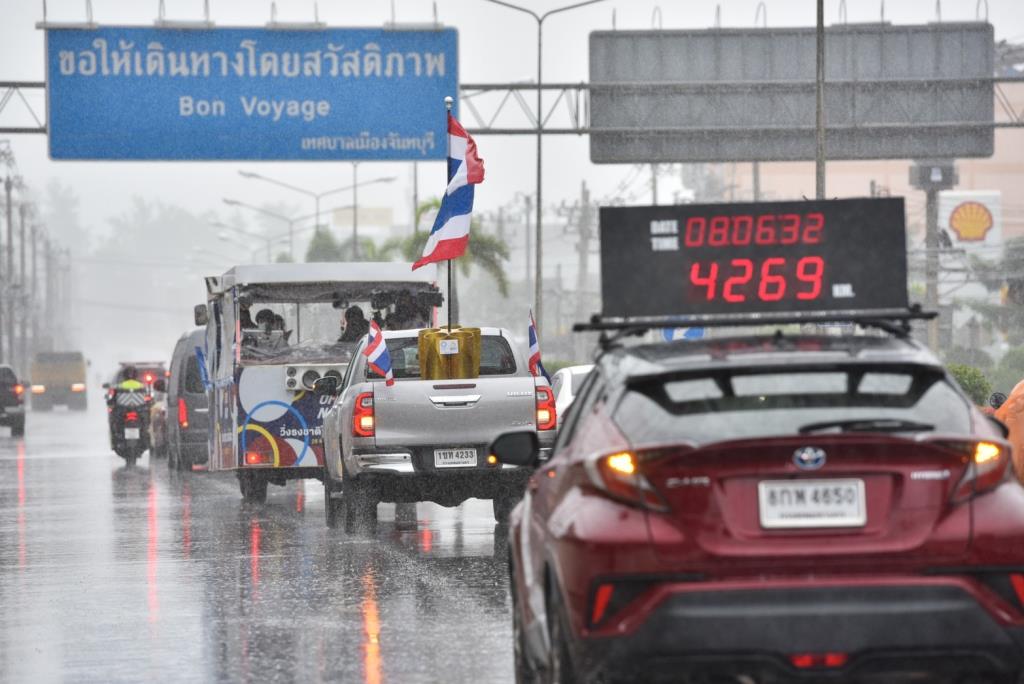 นับถอยหลัง 5 วันสุดท้าย!!! วิ่งธงธงชาติไทยผืนประวัติศาสตร์ถึงระยอง ท่ามกลางสายฝนที่ตกกระหน่ำ 564000005068001